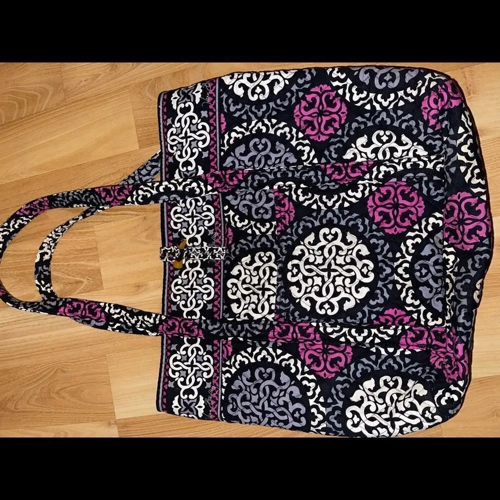 VERA BRADLEY Large Tote Bag in Cranberry Magenta VERA BRADLEY Large Tote Bag